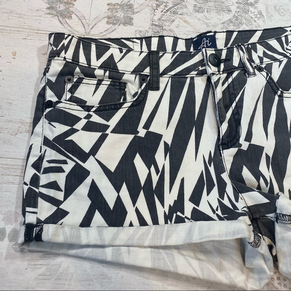 Authentic Icon Black White Geometric Jean Shorts - Picture 2 of 8